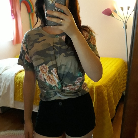 TINYWILLOW // ROSES & ARMY FADED STYLE TOP - Picture 2 of 8